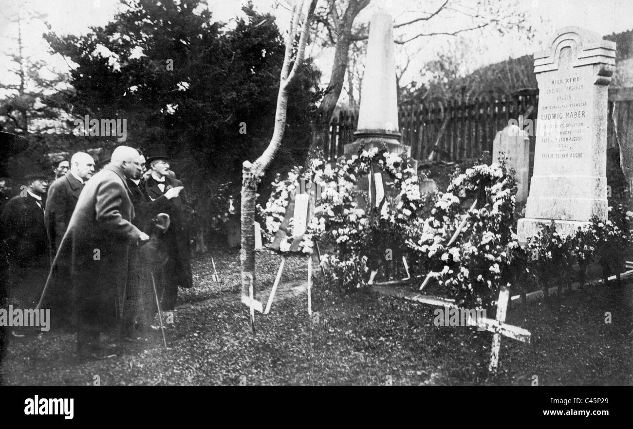 Fritz Haber durante lo scoprimento di una lapide a suo zio Ludwig Haber, 1925 Foto Stock