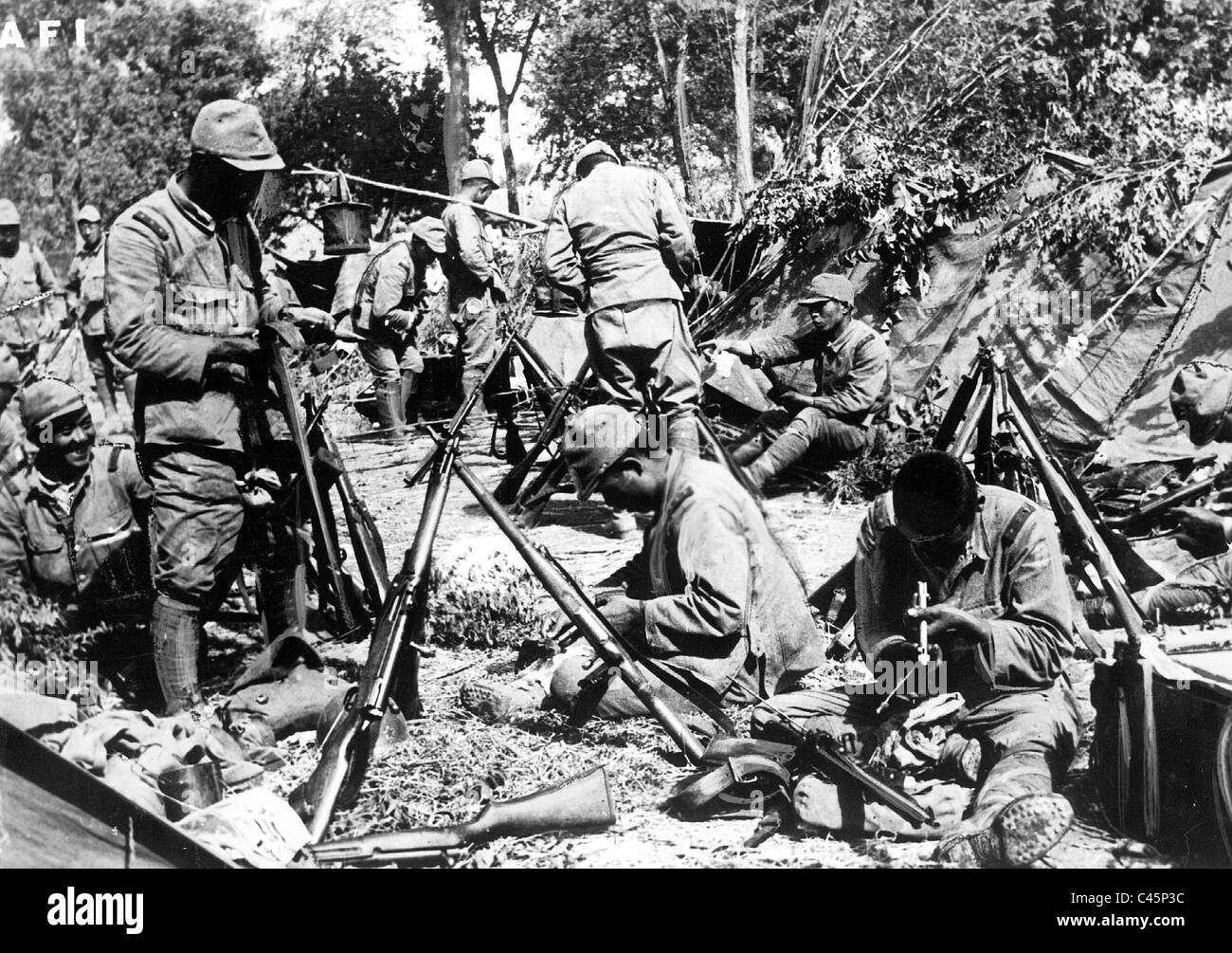 La fanteria giapponese durante una pausa di combattimento in Borneo, 1942 Foto Stock