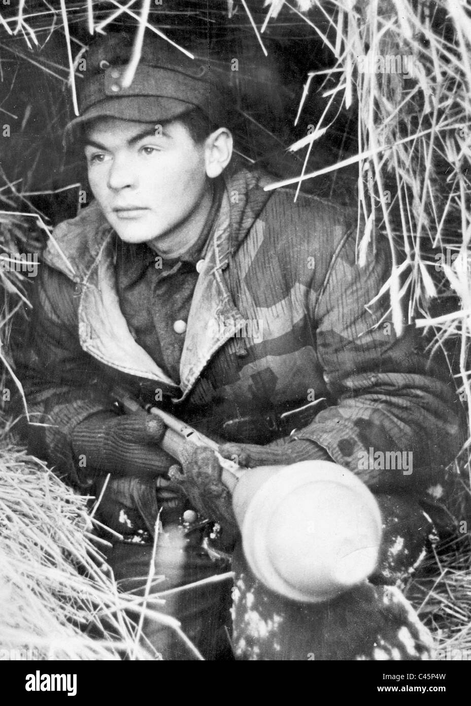Soldato con un bazooka in posizione, 1945 Foto Stock