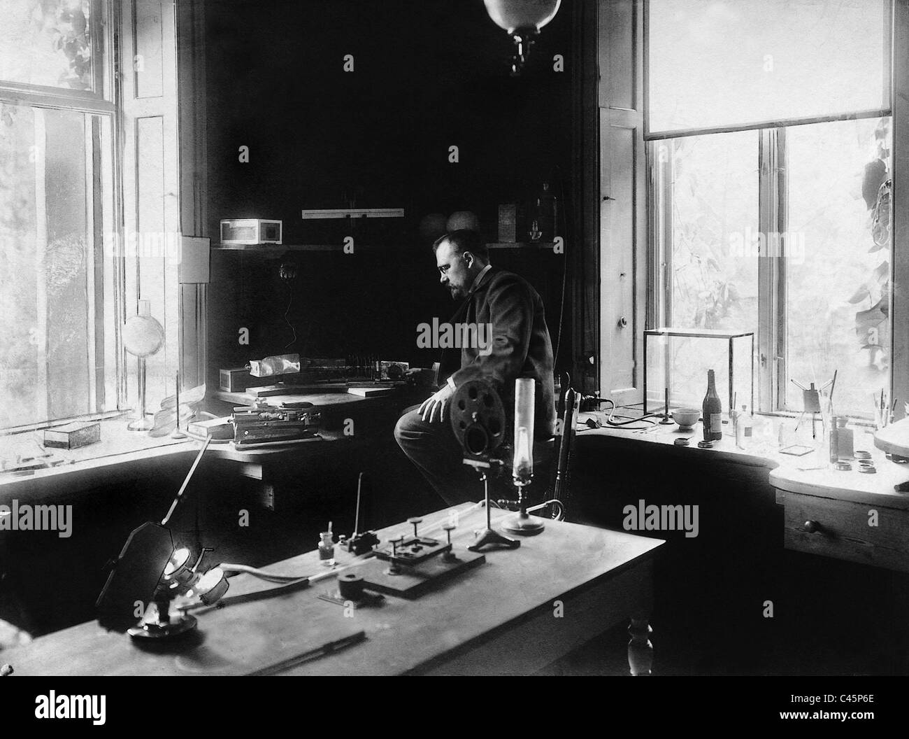 Niels Finsen nel suo laboratorio, 1903 Foto Stock