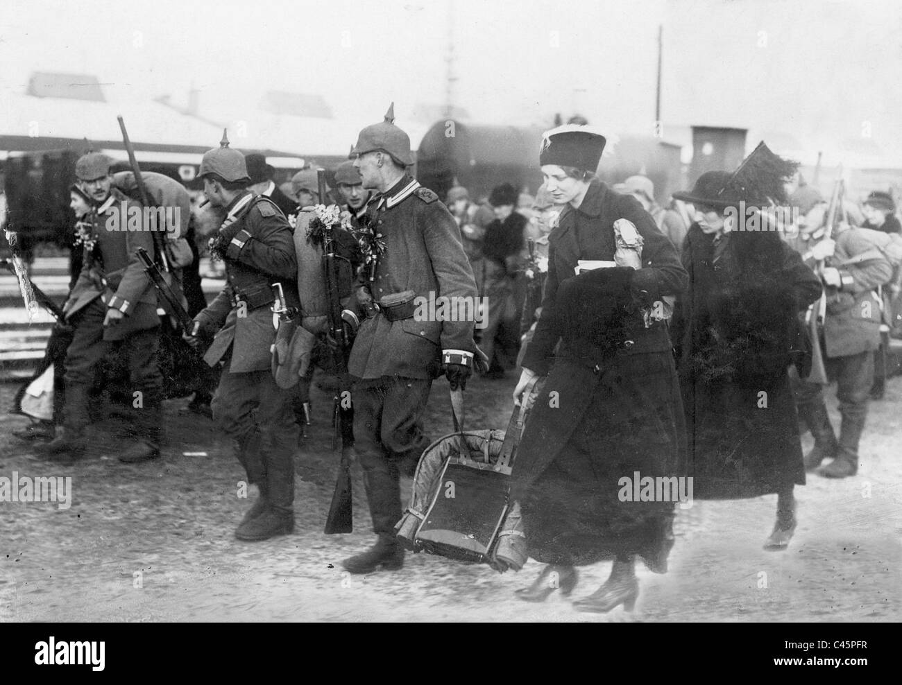 I soldati tedeschi sulla loro strada per la stazione ferroviaria, 1914 Foto Stock