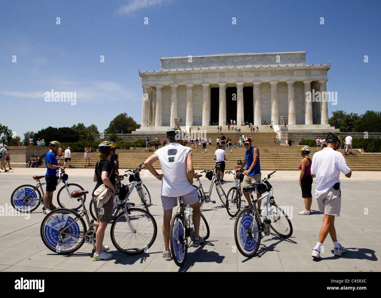 Turisti in bicicletta visita il Lincoln Memorial - Washington DC, Stati Uniti d'America Foto Stock