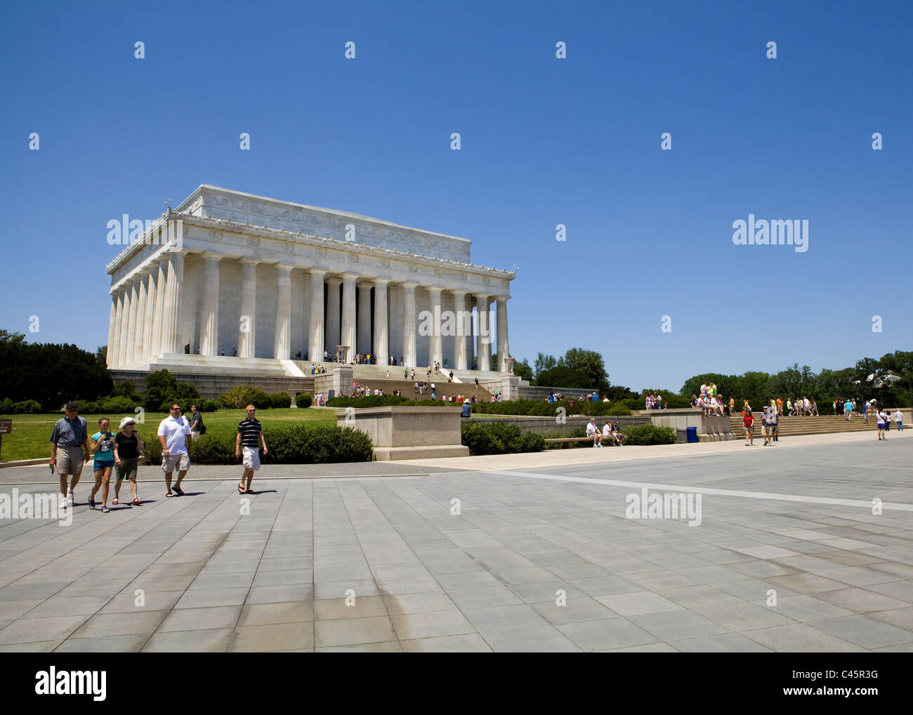 Turisti visitano il Lincoln Memorial a Washington, DC Foto Stock