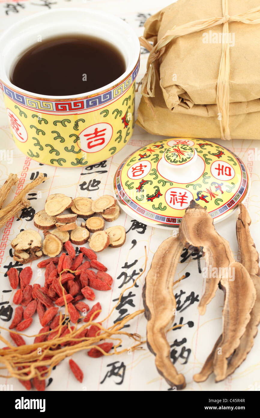 Ingredienti per una medicina cinese formula - caratteri cinesi sono i nomi per le erbe nella formula Foto Stock