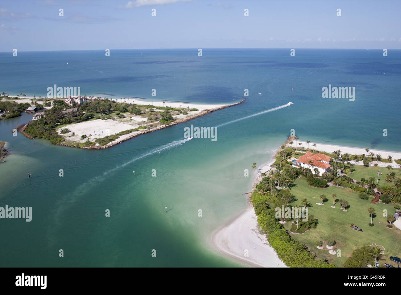 Vista aerea di Gordon pass di ingresso della Florida di Napoli e luxury waterfront homes Foto Stock