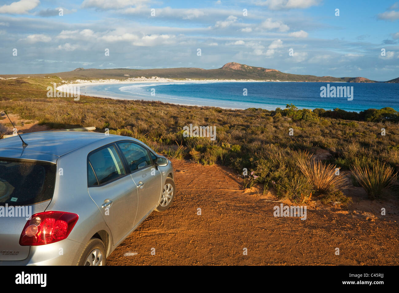 Overlocking auto spiaggia a Lucky Bay. Cape Le Grand National Park, Esperance, Australia occidentale, Australia Foto Stock
