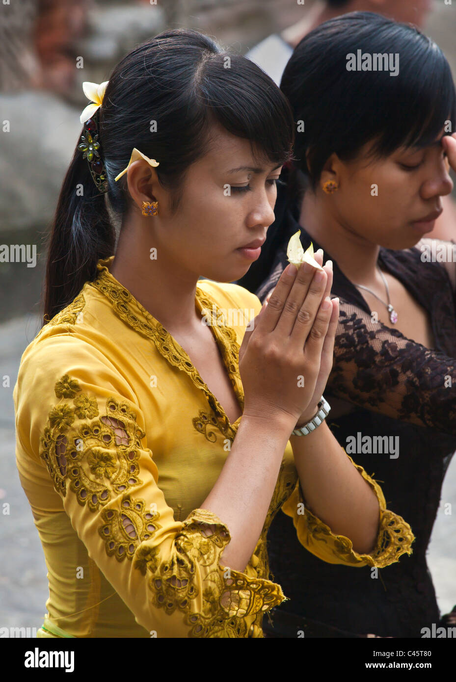 Donne Indù pregare presso la pura Tirta Empul tempio complesso durante il GALUNGAN FESTIVAL - TAMPAKSIRING, Bali, Indonesia Foto Stock