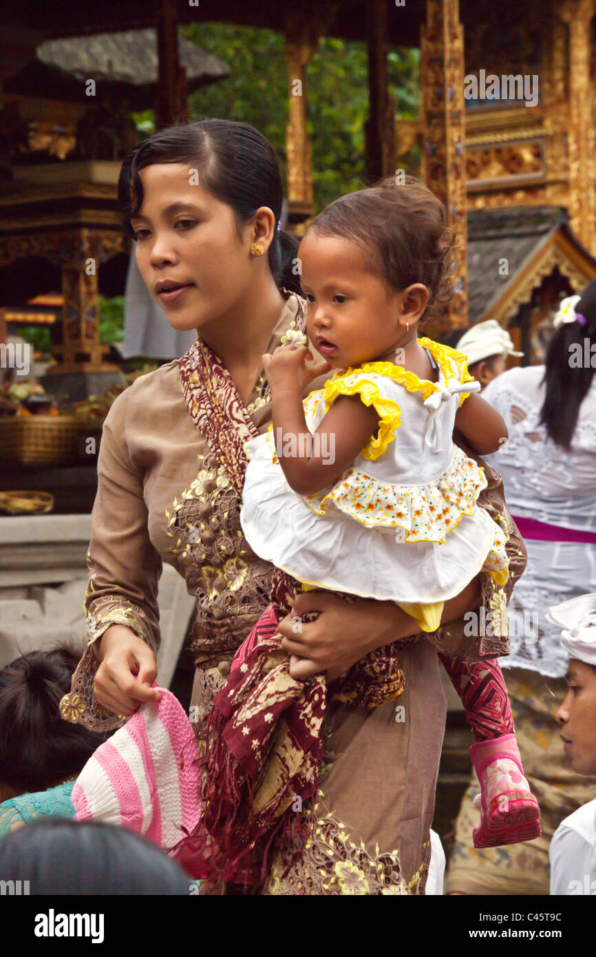 Tradizionalmente un vestito madre e figlia a pura Tirta Empul tempio complesso durante il GALUNGAN FESTIVAL - TAMPAKSIRING, BALI Foto Stock