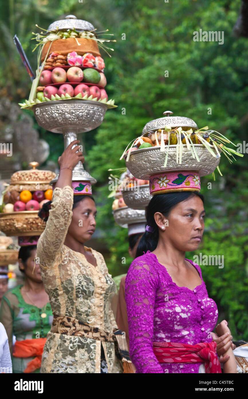 Le donne portano offerte per la pura Tirta Empul tempio complesso durante il GALUNGAN FESTIVAL - TAMPAKSIRING, Bali, Indonesia Foto Stock