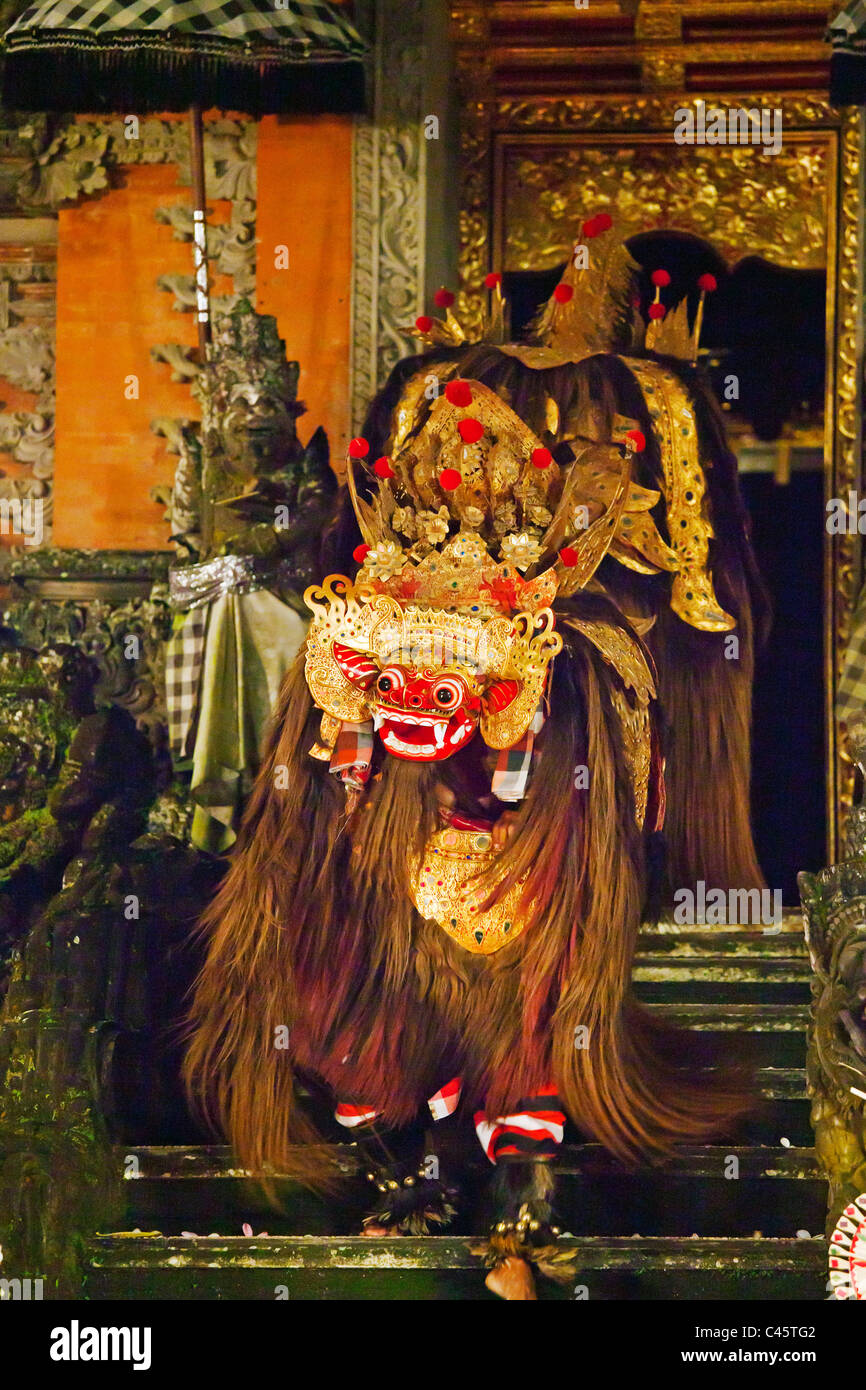 Il barong dance è eseguita dall'Cenik Wayah Gamelan balli di gruppo a PURA TAMAN SARASWATI - Ubud, Bali, Indonesia Foto Stock