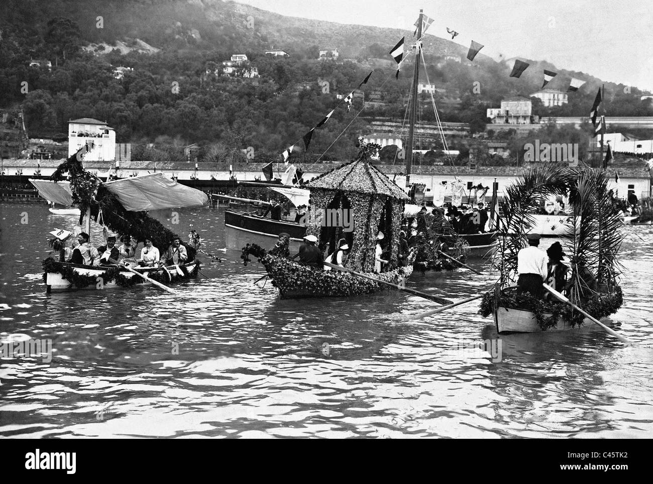 La battaglia dei fiori nella baia di Villefranche-sur-Mer, 1912 Foto Stock