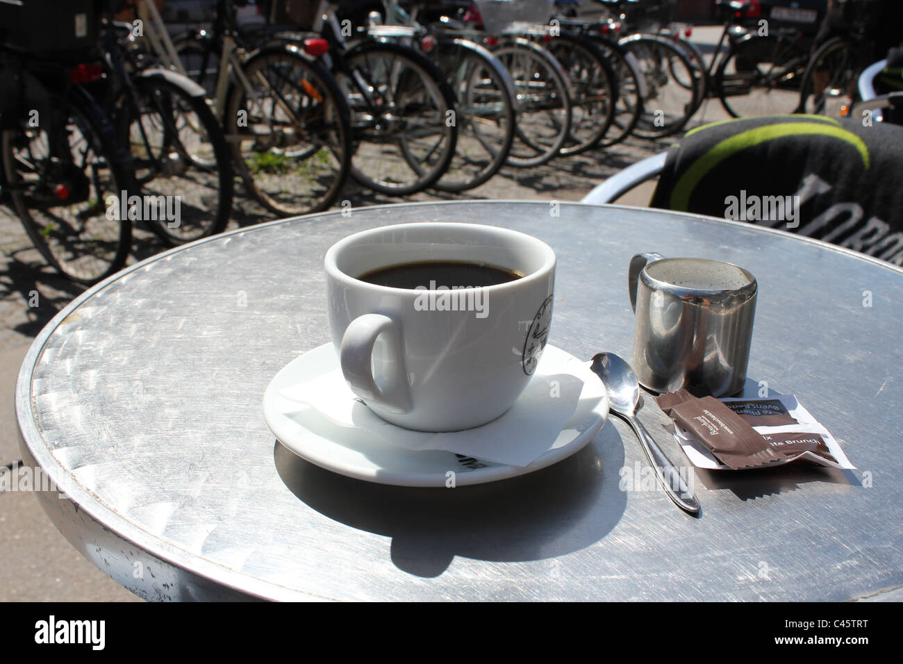 Tazza di caffè in una giornata di sole, Copenhagen, Danimarca Foto Stock