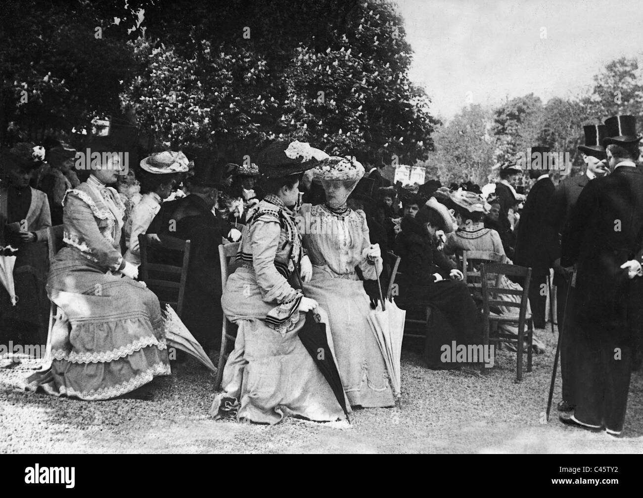 Società parigina al Longchamps cavallo di razza in via, 1903 Foto Stock