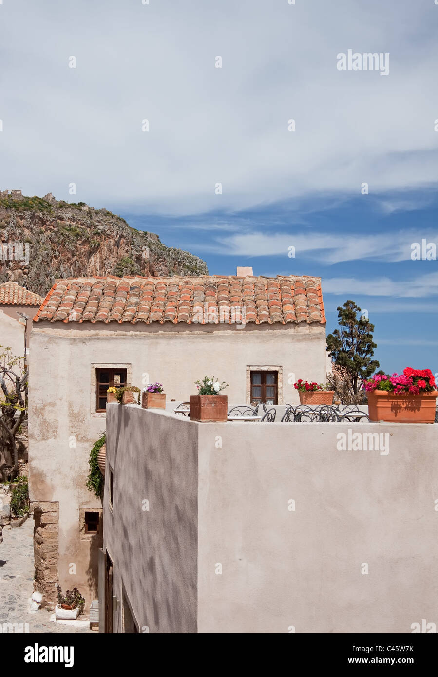 Una vecchia casa e un patio nel castello della città di Monemvasia, Grecia Foto Stock