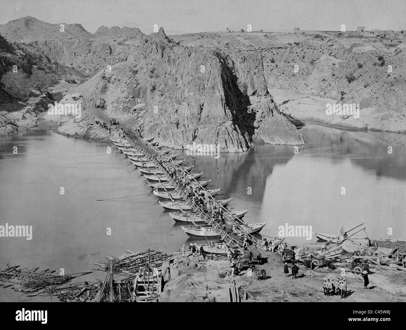 British pontoon bridge in Himalaya, 1903 Foto Stock