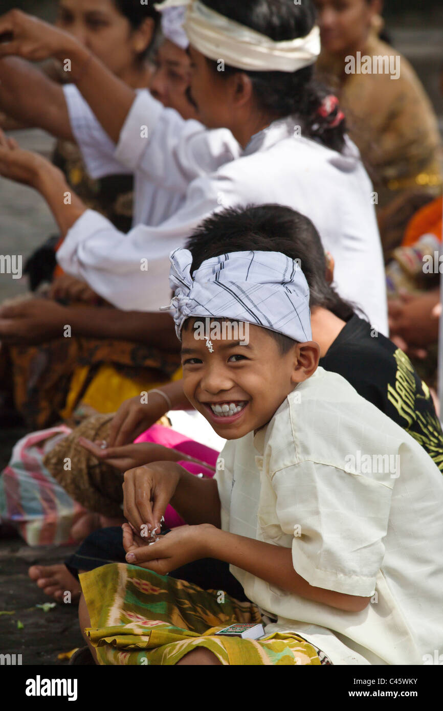 Pregare Balinese in Pura Melanting un tempio indù situato in una splendida valle agricola nei pressi di PEMUTERAN - Bali, Indonesia Foto Stock