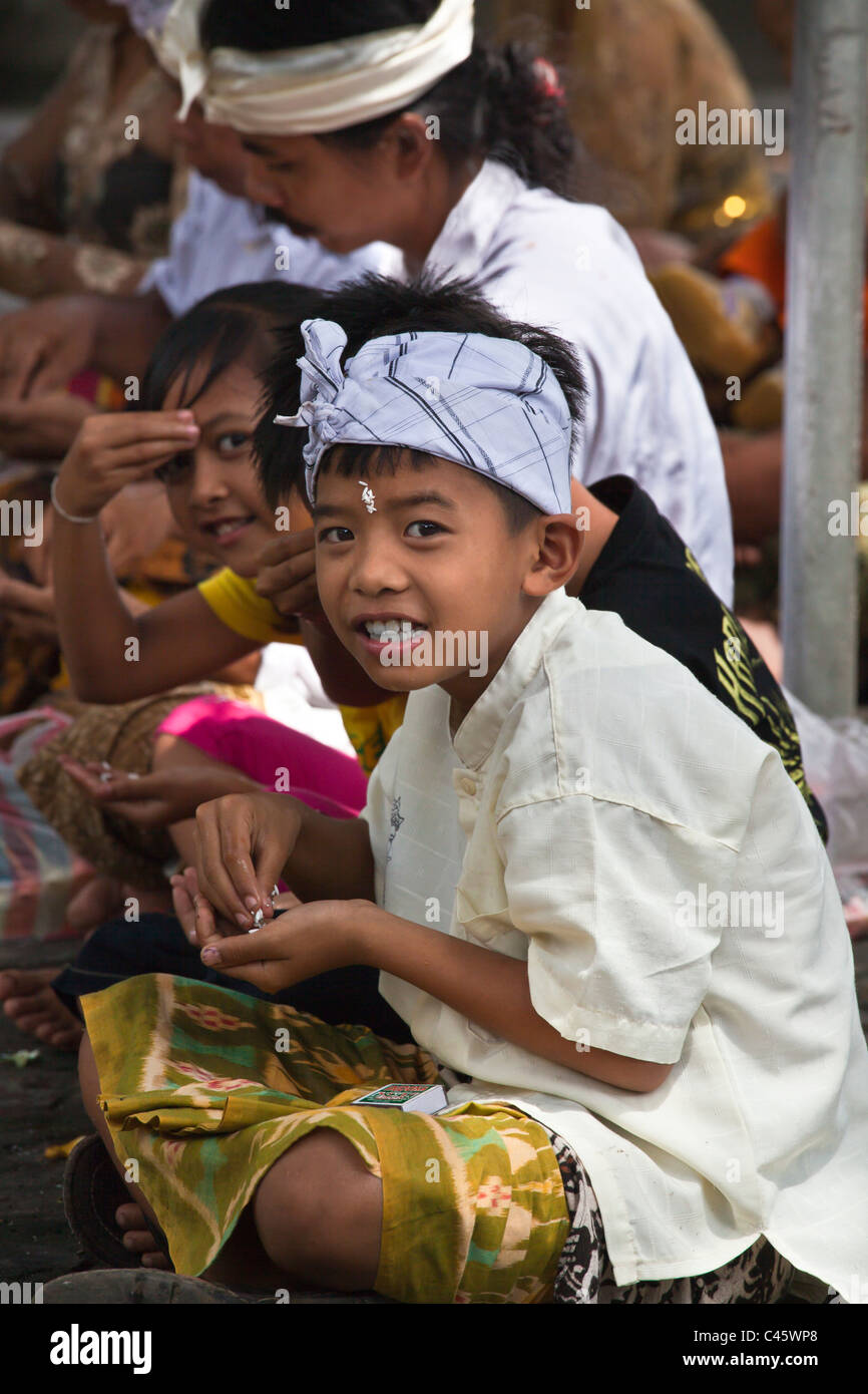 Pregare Balinese in Pura Melanting un tempio indù situato in una splendida valle agricola nei pressi di PEMUTERAN - Bali, Indonesia Foto Stock