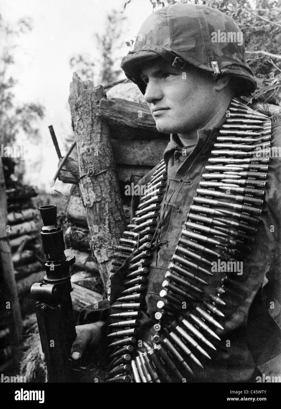 MG-gunner in una unità lettone dell'arma SS Foto Stock