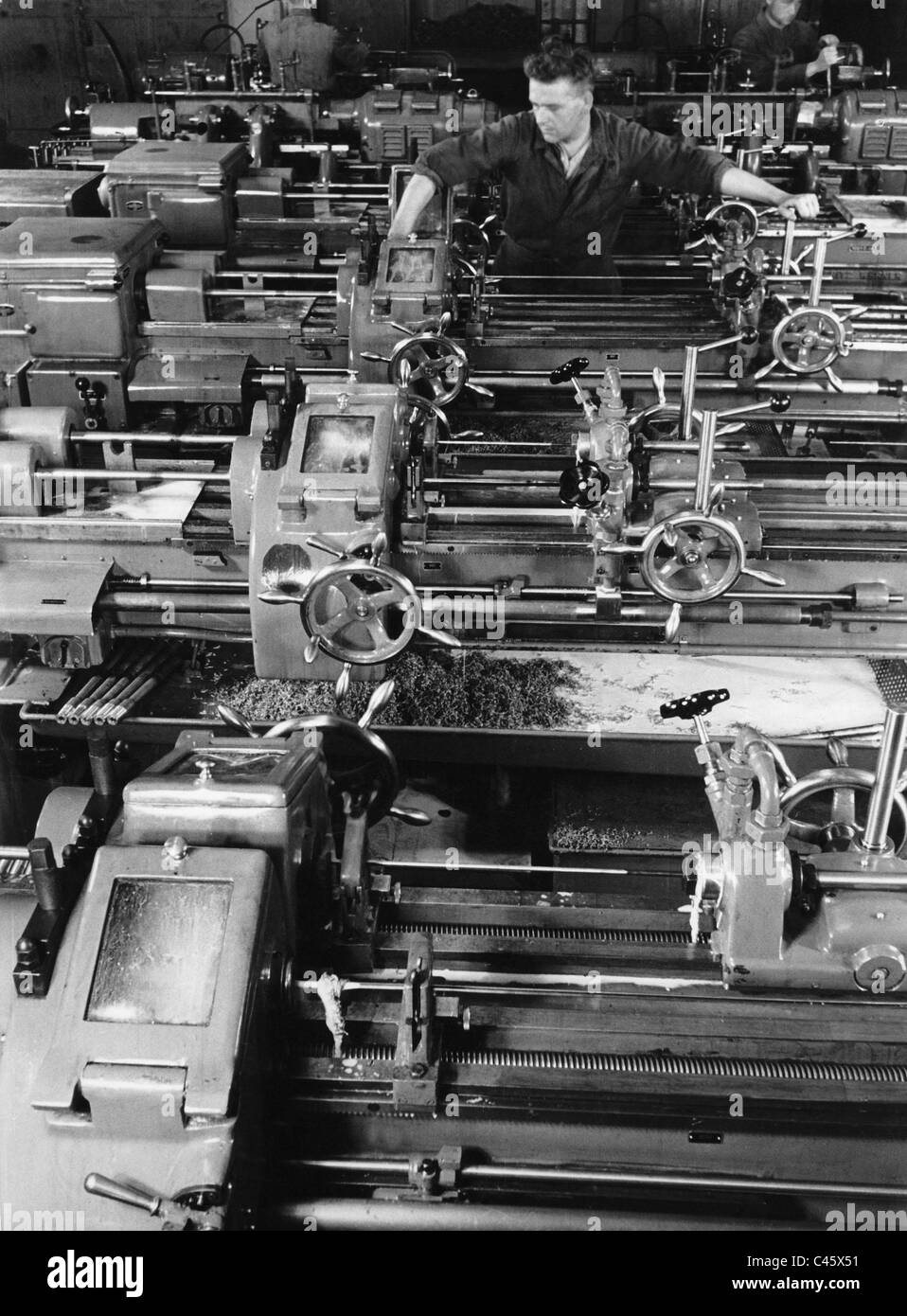 Foratura delle canne in una fabbrica di munizioni, 1942 Foto Stock