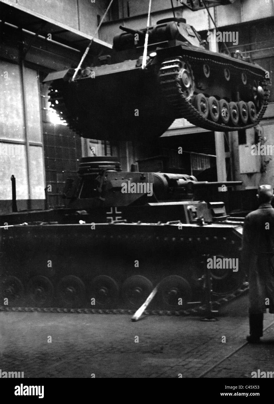 Caricamento dei serbatoi finiti in un tedesco di fabbrica per la produzione di munizioni, 1940 Foto Stock