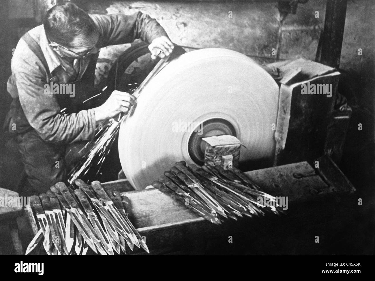 La macinazione delle baionette in Solingen, 1940 Foto Stock