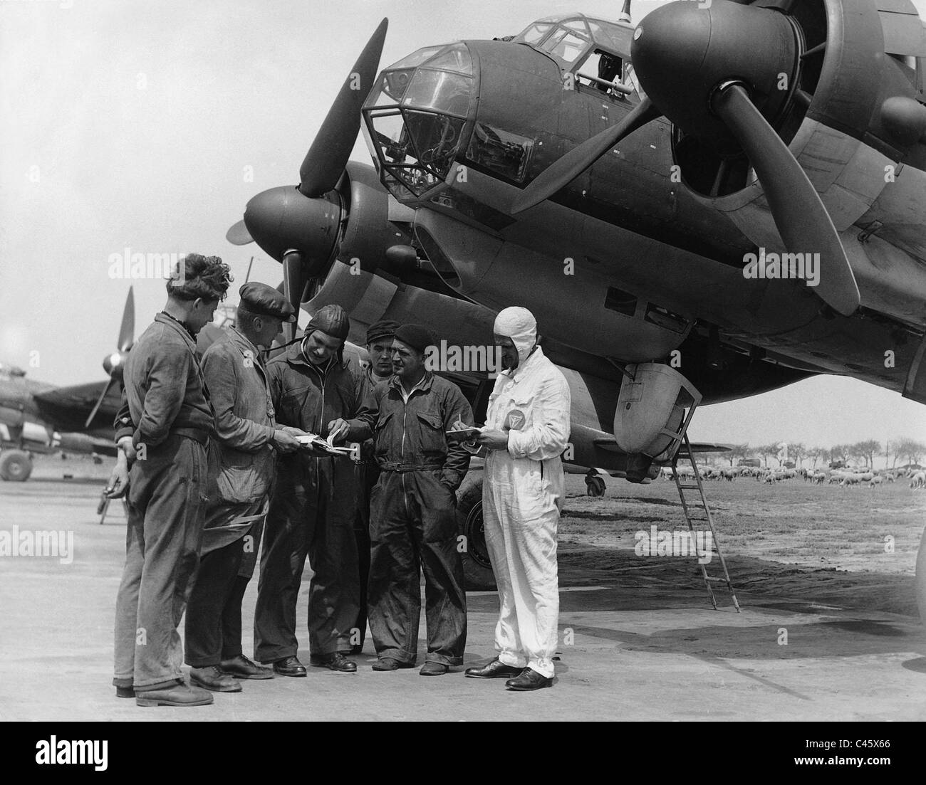 Pilot si prepara per una prova di volo, 1941 Foto Stock