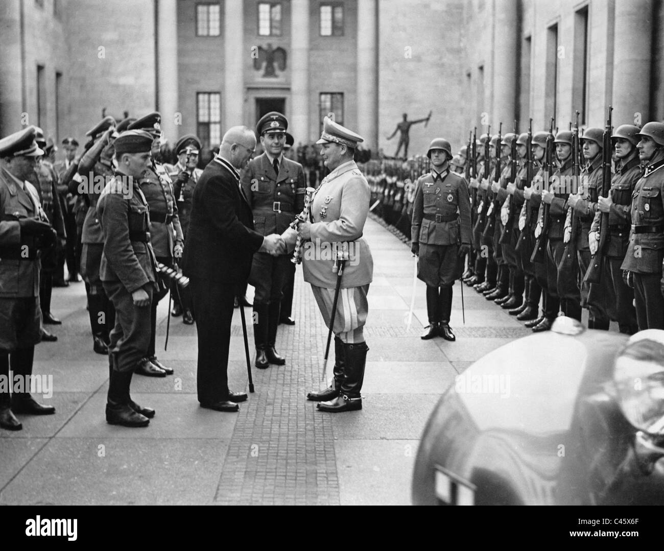 Robert Ley, Hermann Goering, Albert Speer con un lavoratore di munizioni, 1942 Foto Stock