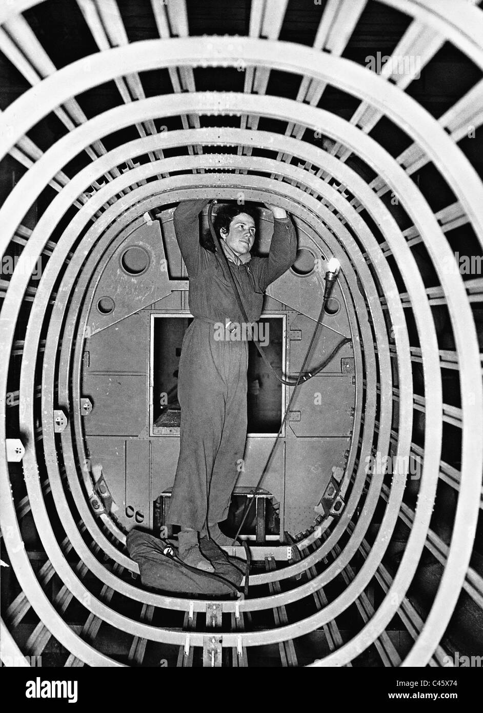 La donna lavora nell'Heinkel aereo fabbrica, 1940 Foto Stock