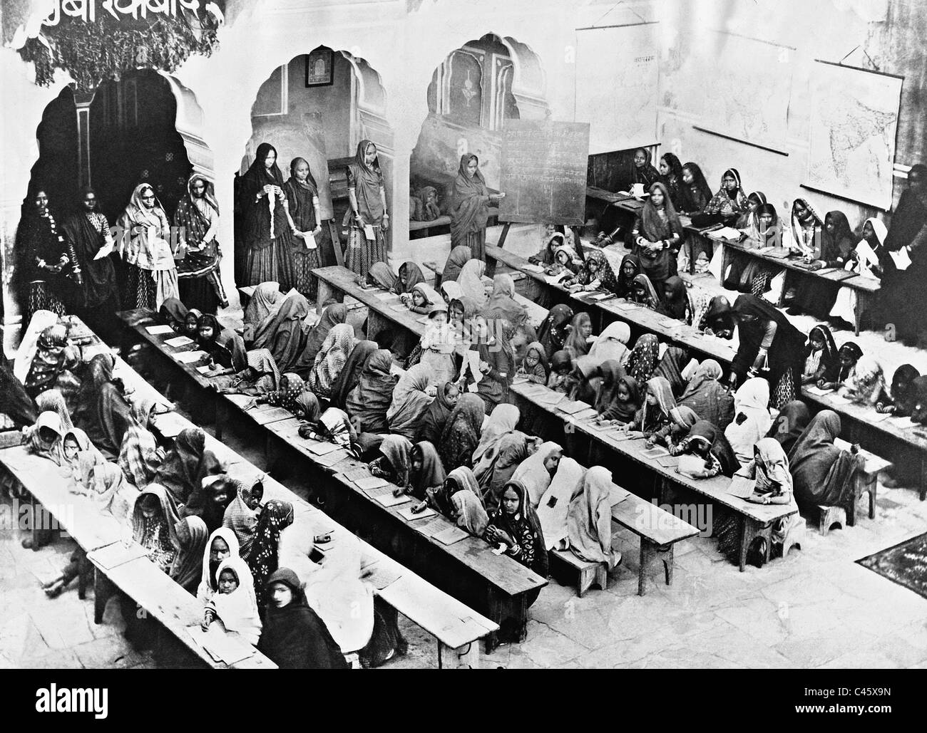 La ragazza scuola in India, 1910 Foto Stock