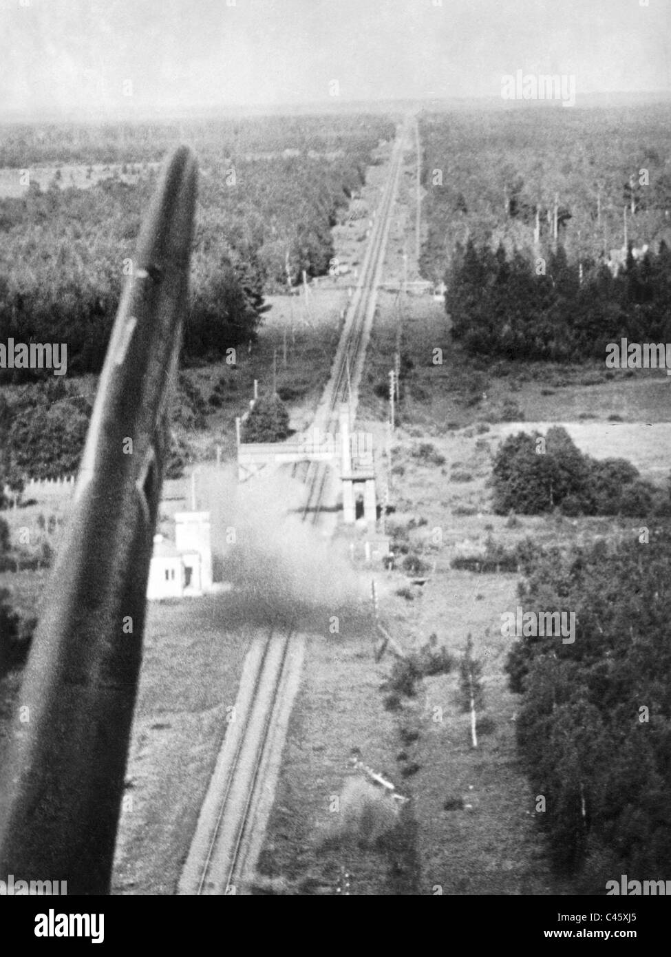 Il tedesco attacco aereo su un tratto di treno via sul fronte orientale, 1941 Foto Stock
