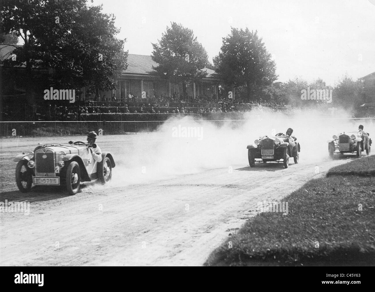 Corsa in auto sul cablaggio racing via in Ruhleben, 1932 Foto Stock