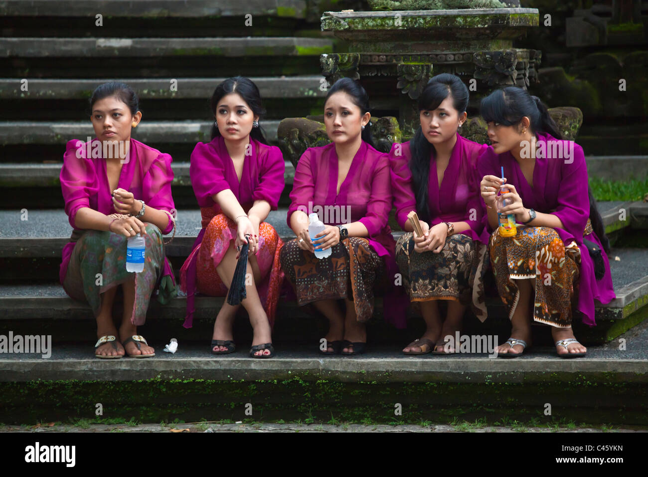 Parenti di partecipare in un stile indù cremazione - Ubud, Bali, Indonesia Foto Stock