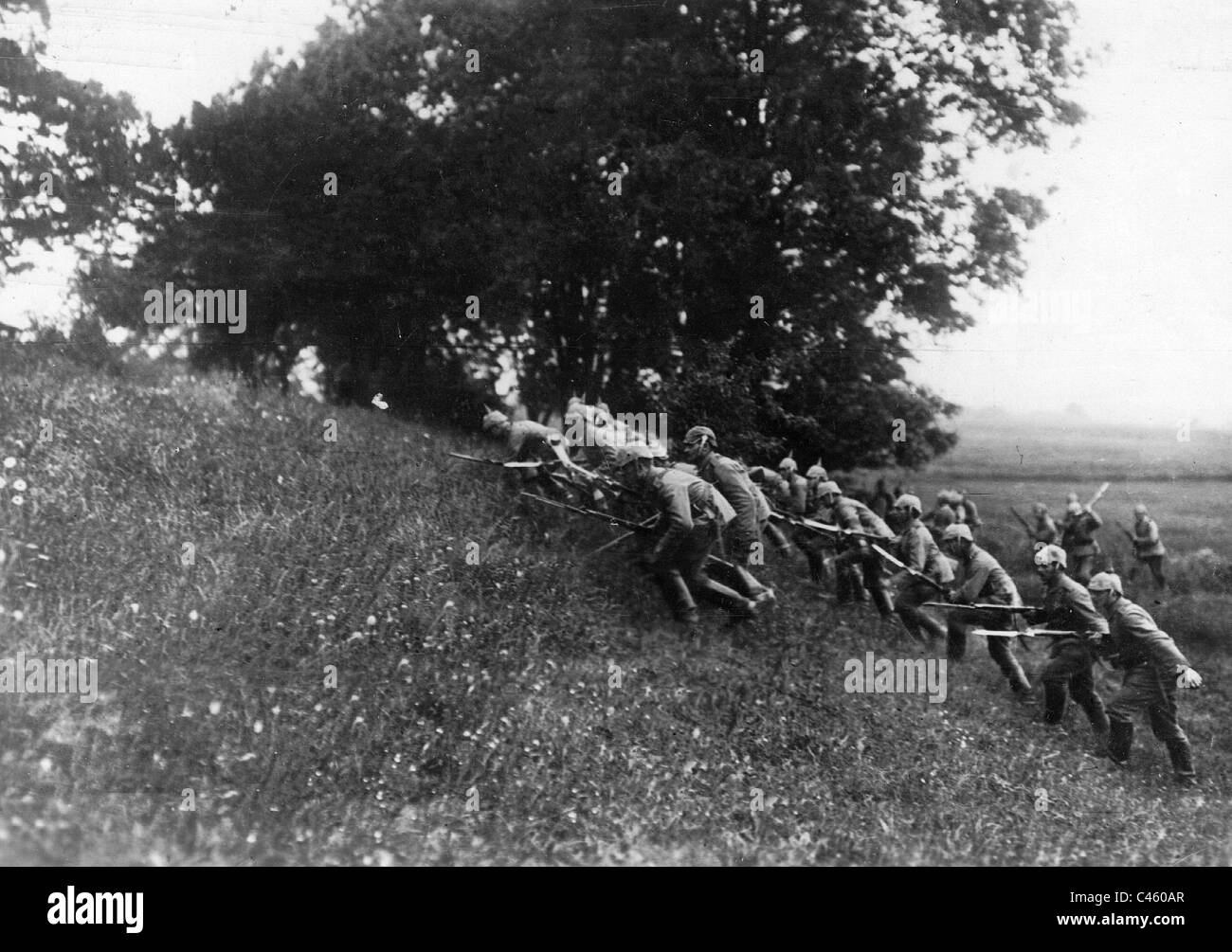 La fanteria tedesca durante un attacco sul fronte occidentale, 1914 Foto Stock