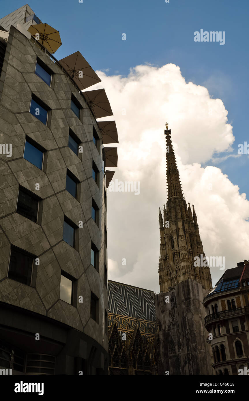 La vecchia e la nuova architettura contrapposti a viennas stephansplatz Foto Stock