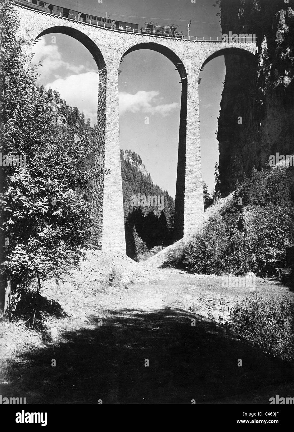 Con il viadotto ferroviario in Svizzera, 1924 Foto Stock