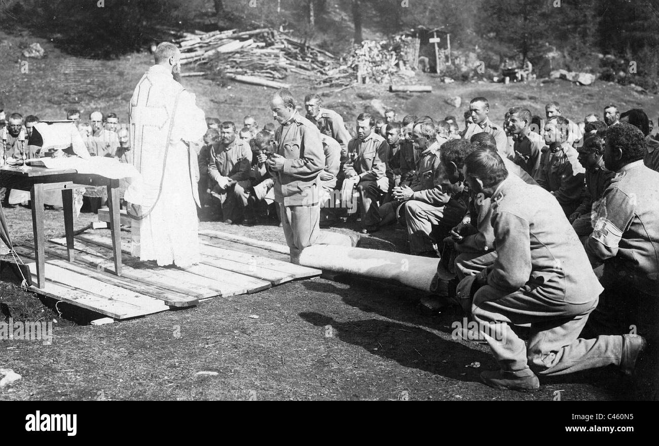 Camp Servizio in chiesa di soldati austriaci sul fronte italiano nella prima guerra mondiale, 1915 Foto Stock