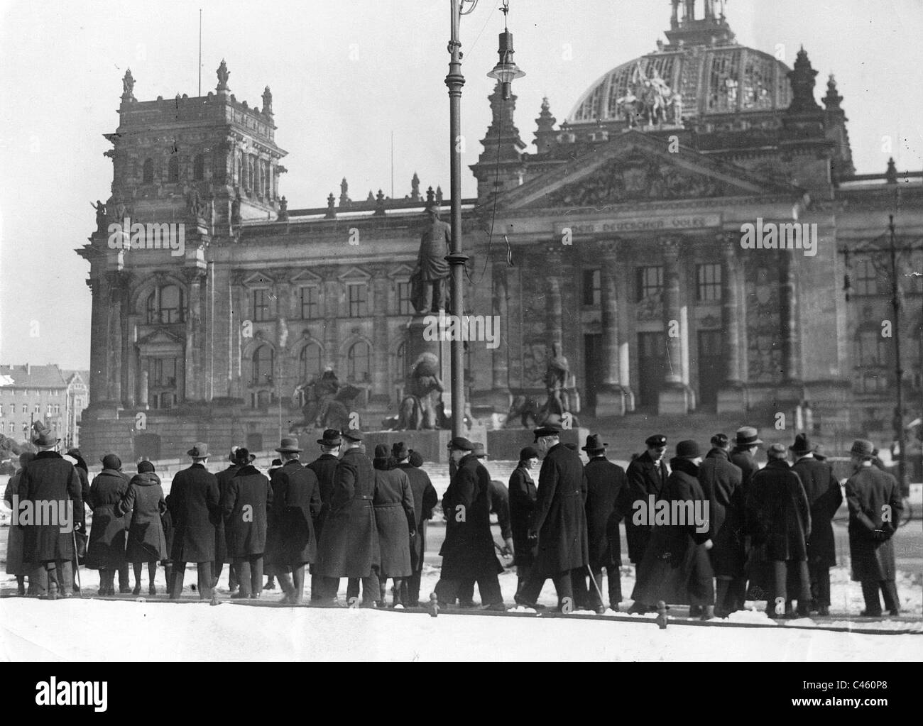 Spettatori curiosi di fronte al bruciato Reichstag, 1933 Foto Stock