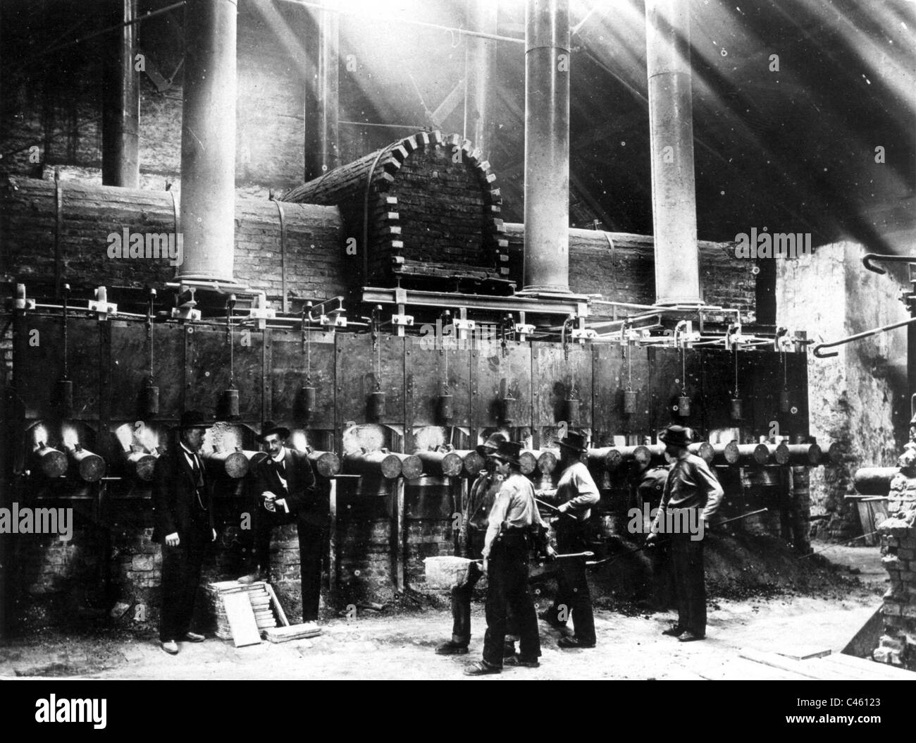 I lavoratori industriali in una fonderia di zinco, 1899 Foto Stock