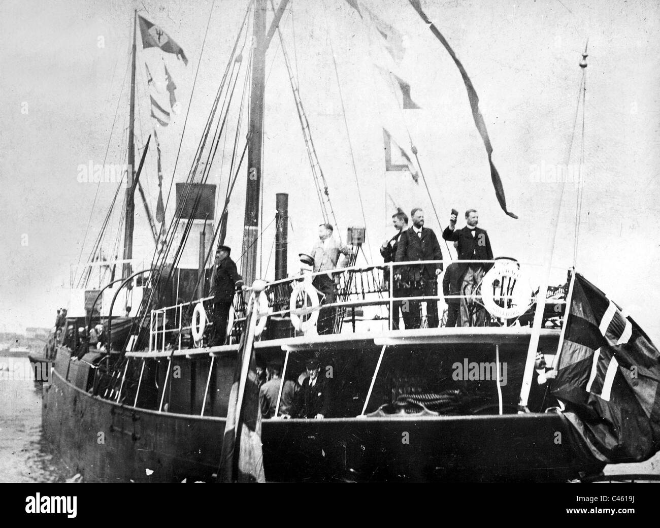 Salomon Andree con Fraenkel e Strindberg a bordo della loro nave nel porto di Göteborg, 1897 Foto Stock
