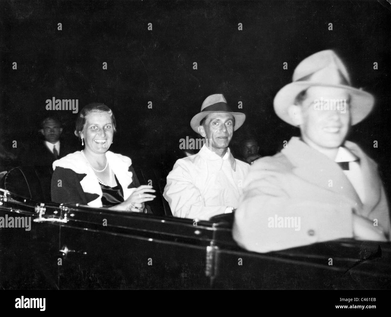 Reich Ministro Dr. Josef Goebbels e sua moglie Magda Goebbels e figliastro Harald Quandt Foto Stock