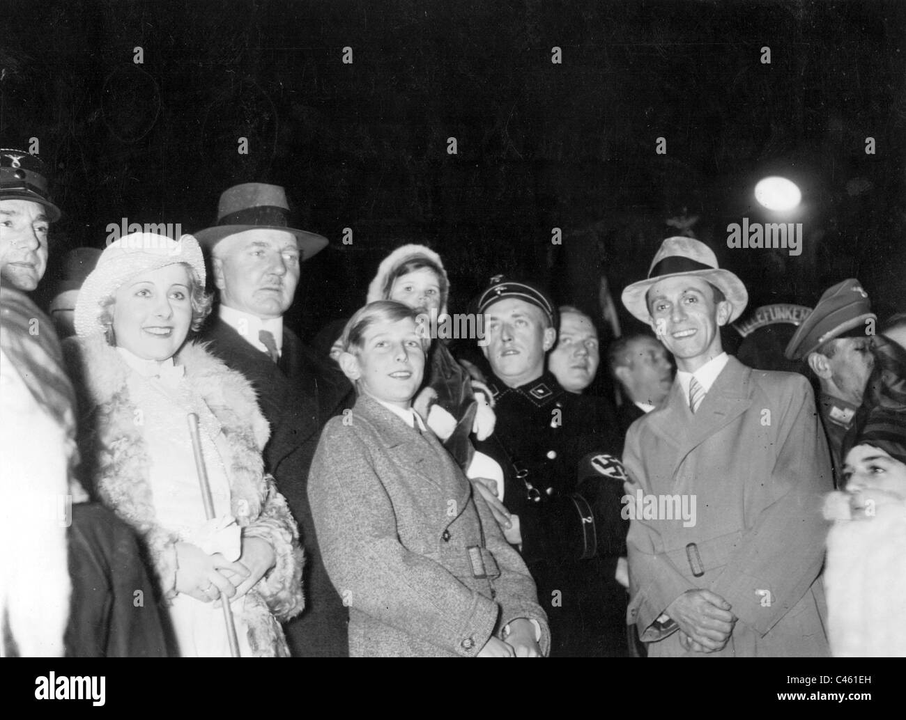 Reich Ministro Dr. Josef Goebbels in corrispondenza della apertura di Berlino, il mercatino di Natale nel Lustgarten Foto Stock