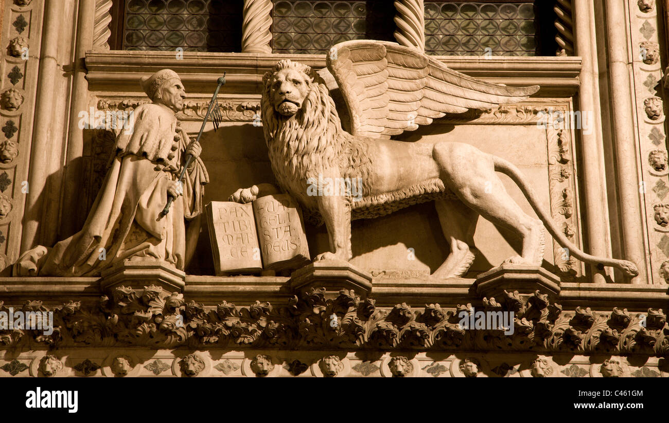 Venezia - Leone di San Marco il Evengelist dal portale di Palazzo Ducale - Porta della Carta - Francesco Foscari Foto Stock