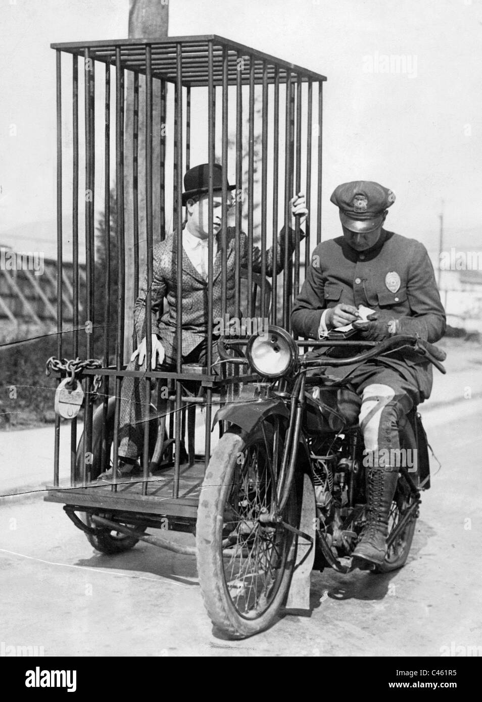 Poliziotto su una moto per il trasporto di prigionieri Foto Stock