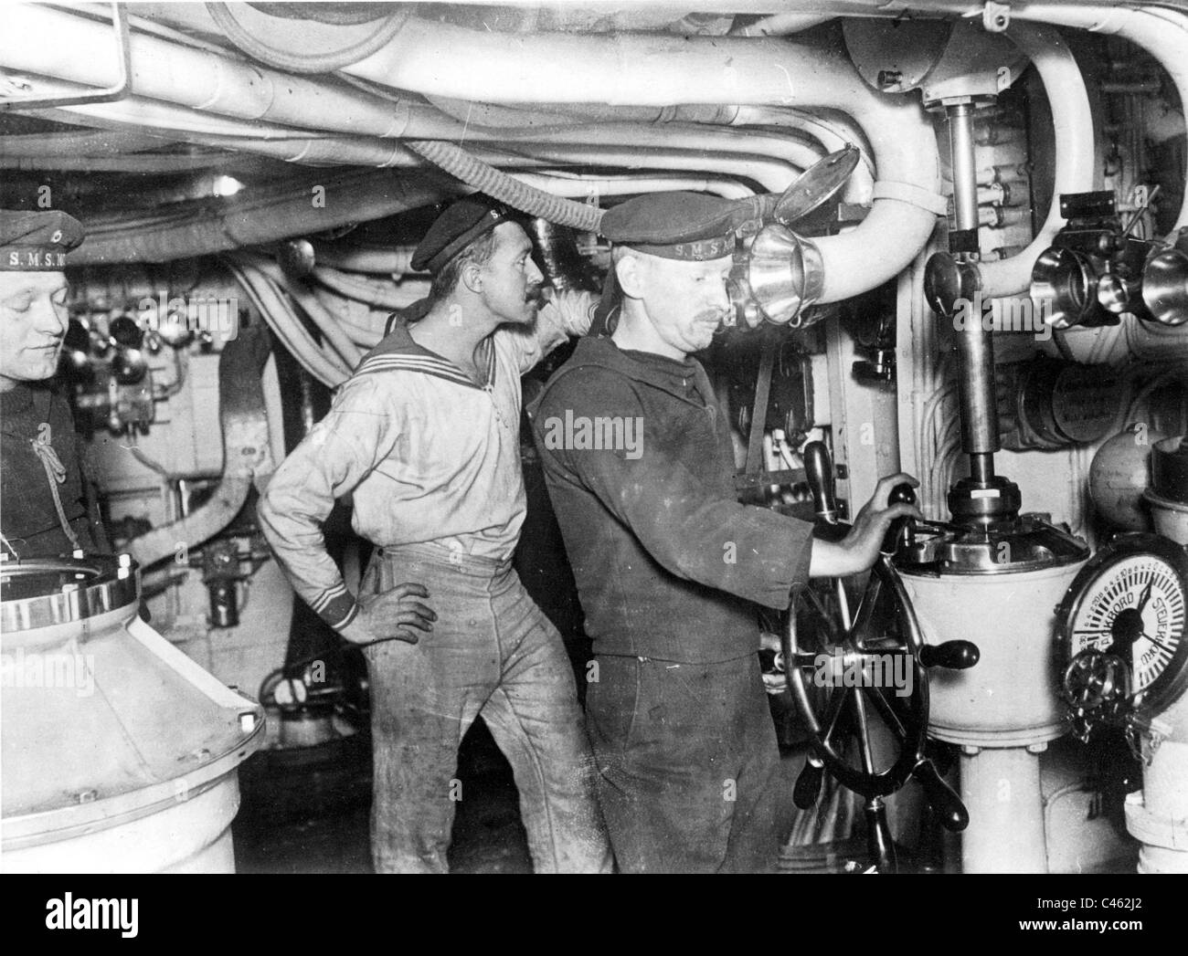 Il timoniere in sede di una nave da guerra tedesca Foto Stock