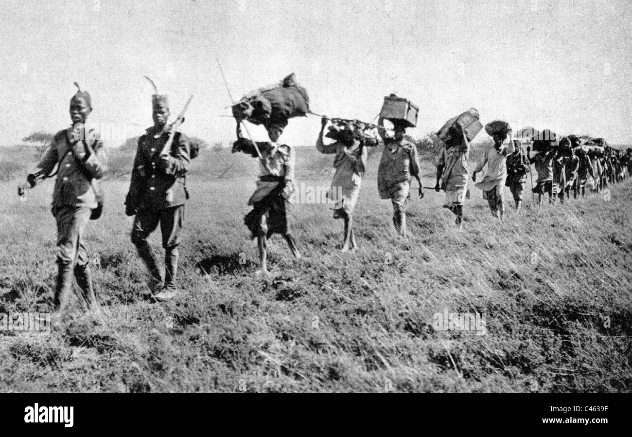 Colonna di segnalatori acustici Askari portatori in tedesco in Africa orientale Foto Stock