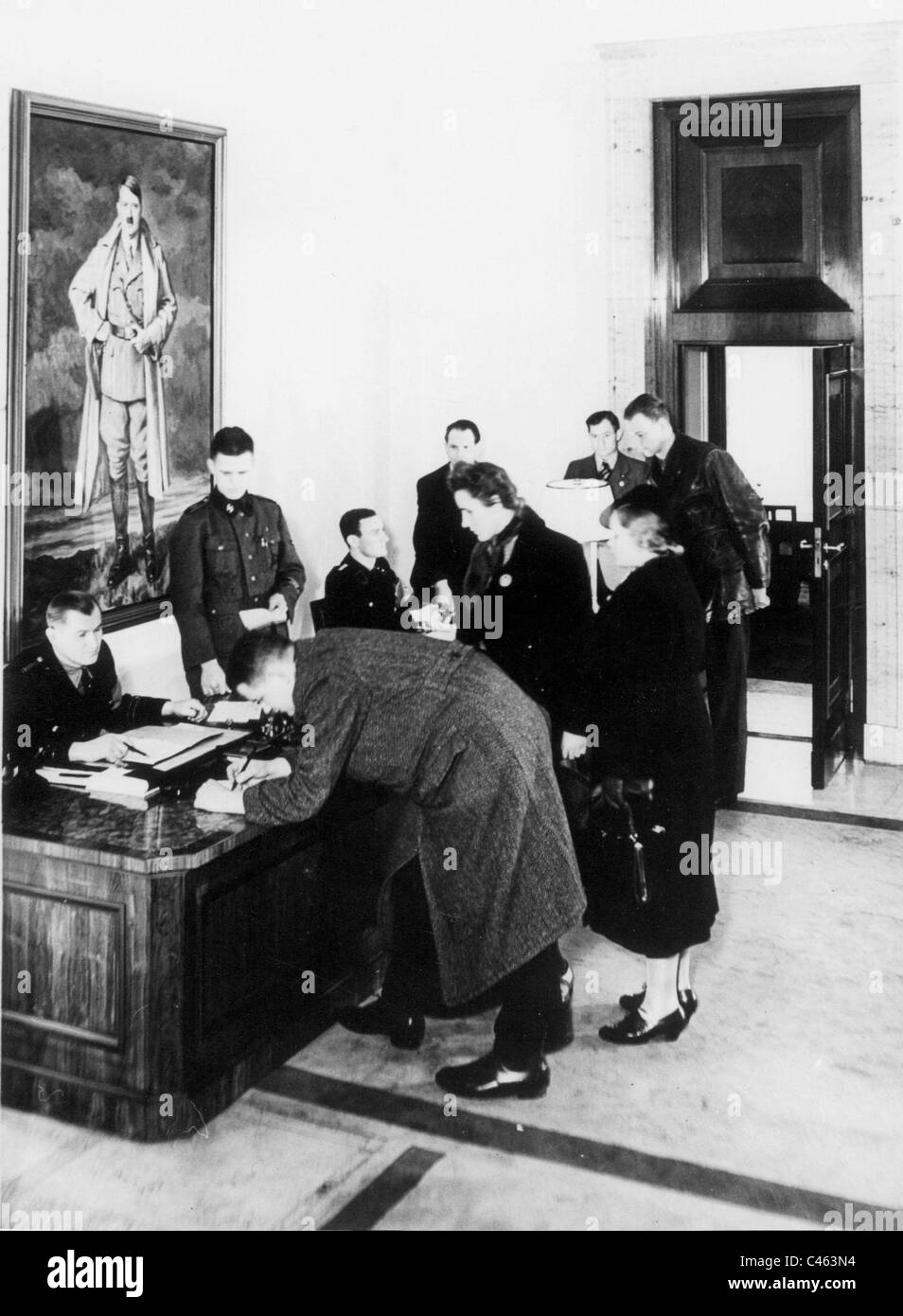 Le protezioni della SS del Bodyguard reggimento "Adolf Hitler' con i visitatori nella nuova Cancelleria del Reich, 1939 Foto Stock