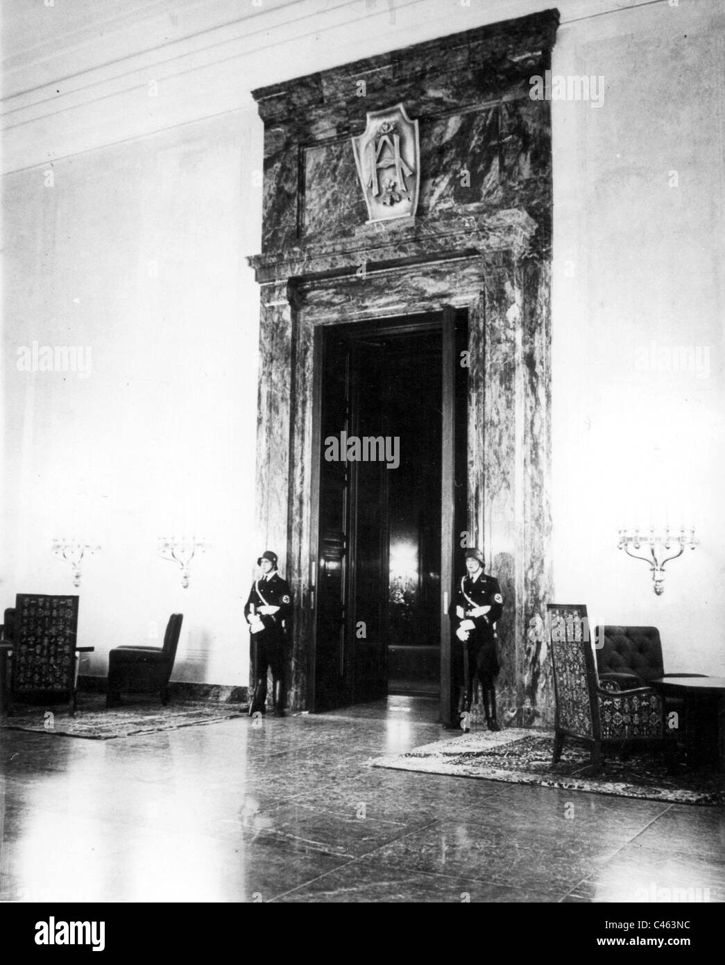 Le protezioni della SS del Bodyguard reggimento "Adolf Hitler' davanti a Hitler's office Foto Stock