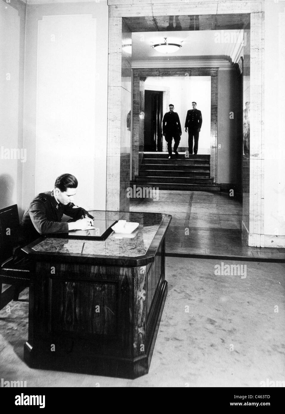 Soldier of SS del Bodyguard reggimento "Adolf Hitler' della guardia presso la nuova Cancelleria del Reich Foto Stock