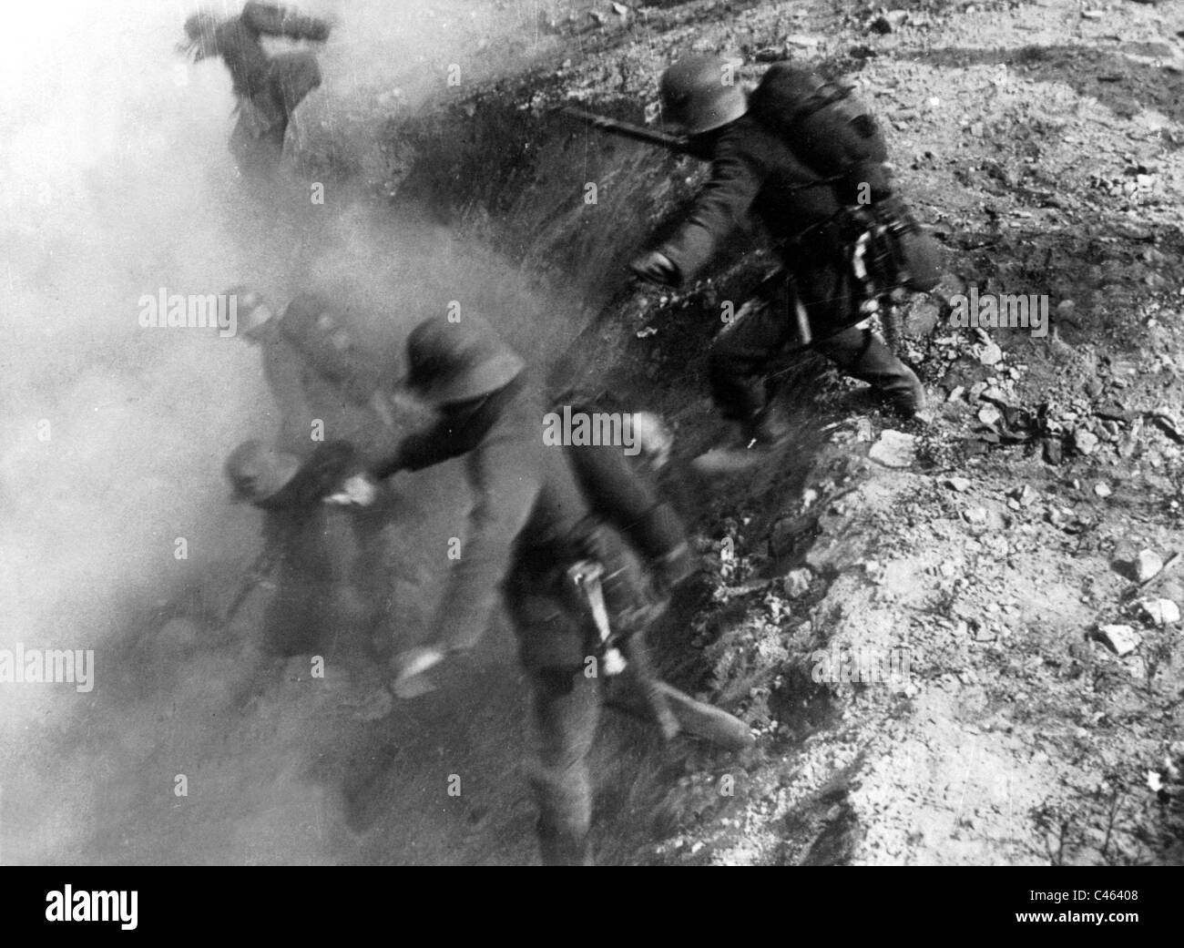 I soldati tedeschi sotto il fuoco, 1918 Foto Stock