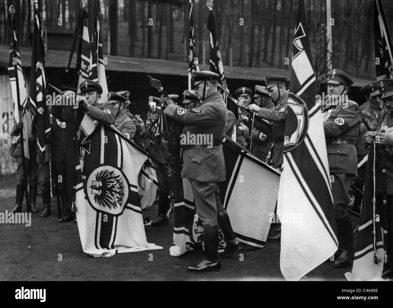 I veterani del casco in acciaio League rimuovere il nastro nero da loro bandiere, 1935 Foto Stock
